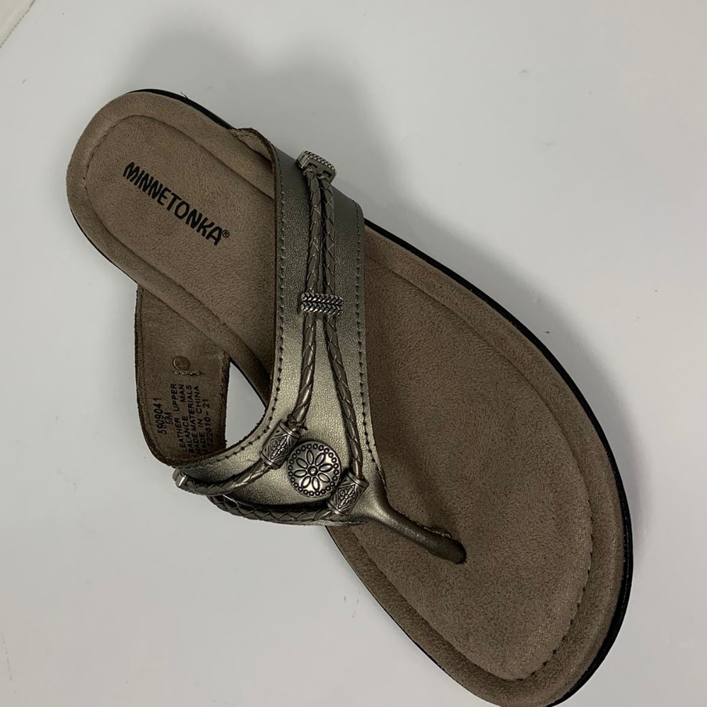 Minnetonka  Silverthorne 360 Women Brown Bronze Thong Sandals Size 9
